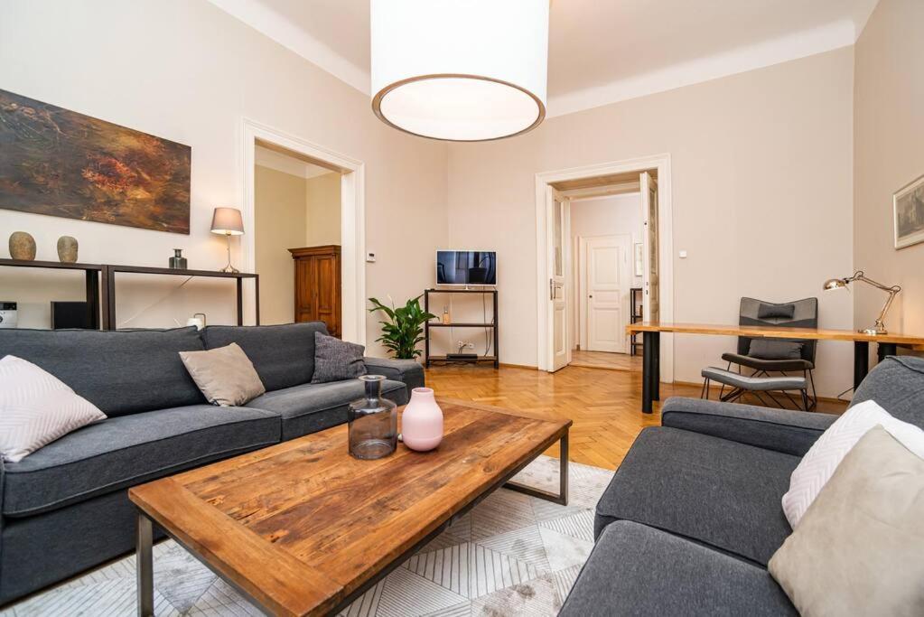 Large And Modern Apartment In The Heart Of Praga Exterior foto