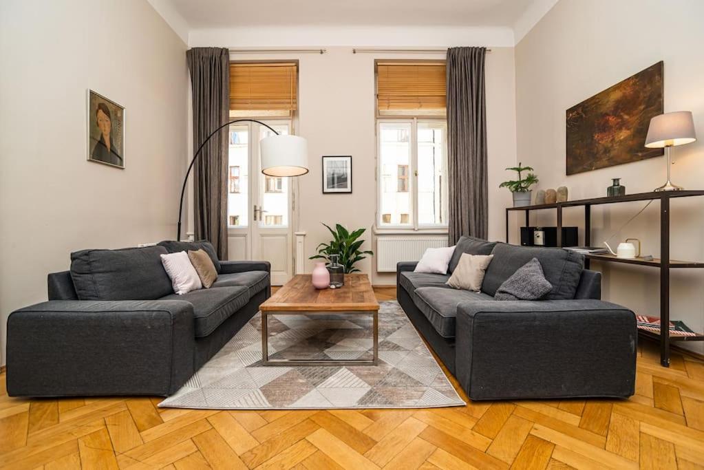 Large And Modern Apartment In The Heart Of Praga Exterior foto